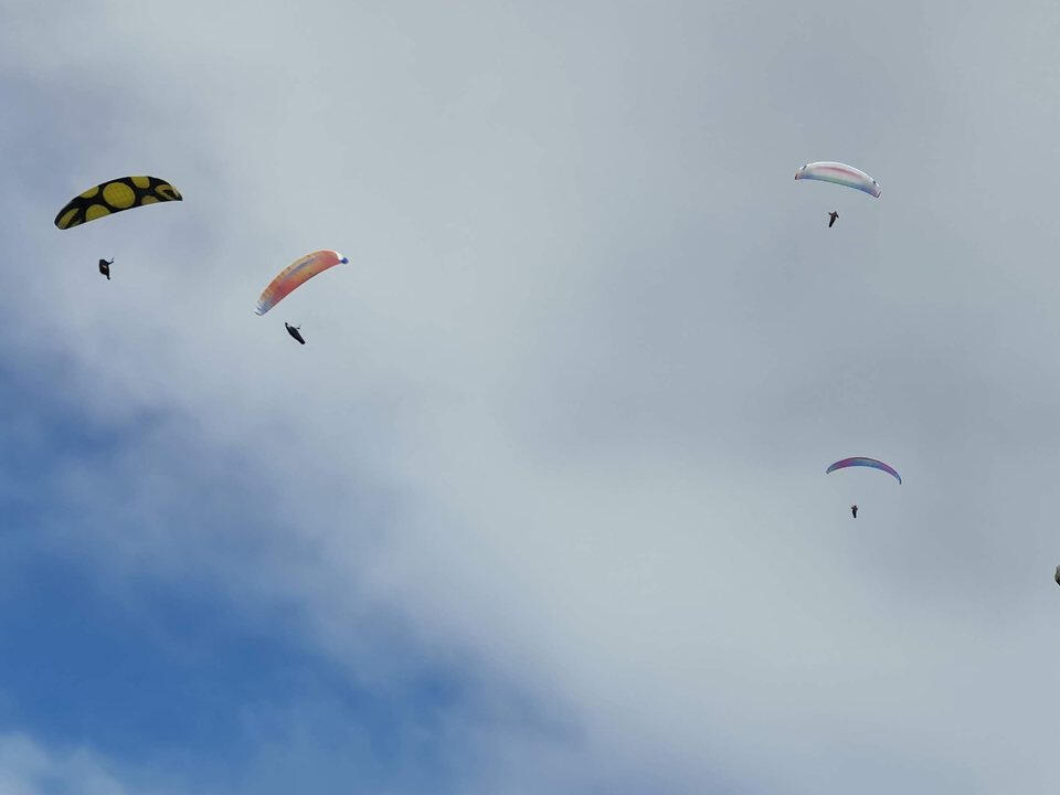 Voiles le long de la falaise