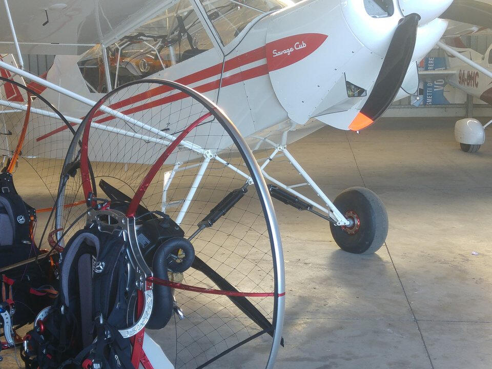 Paramoteurs et avions au hangar Paramoteurs et avions au hangar